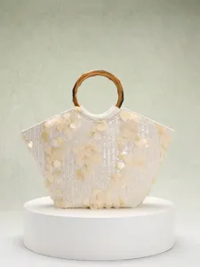 Elegante Strandtasche mit Bambusgriffen und weißen Pailletten-Blumenapplikationen