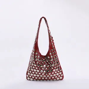 Sac à bandoulière bordeaux style punk avec gros rivets argentés et design fourre-tout spacieux