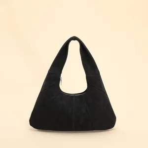 Sac hobo croissant en daim noir vintage avec des coutures en patchwork élégantes