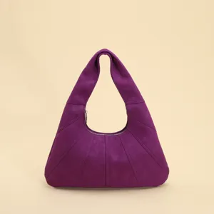 Vue de face d'un sac croissant vintage violet avec des détails de surpiqûres élégants