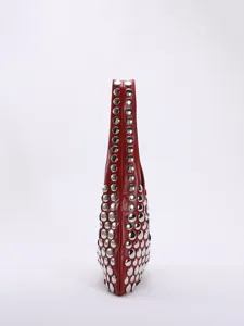Vue latérale détaillée du sac hobo punk rouge avec de grands clous argentés métalliques