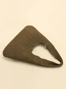 Vue détaillée du sac hobo croissant matelassé vert olive rétro