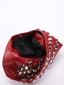 Détail du sac punk rouge avec de grands rivets argentés et une doublure intérieure noire