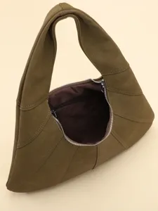 Détail du sac en croissant vert olive montrant la doublure marron et la poche zippée.