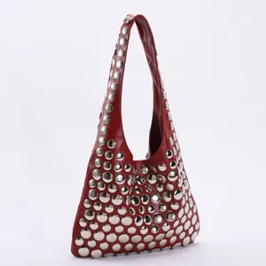 Sac à épaule rouge style punk avec grands rivets argentés et design hobo spacieux