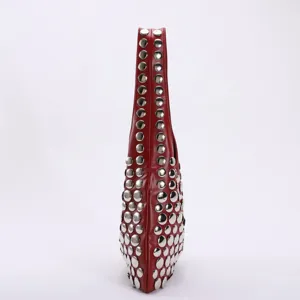 Sac à bandoulière rouge style punk avec grands rivets argentés pour femmes tendance