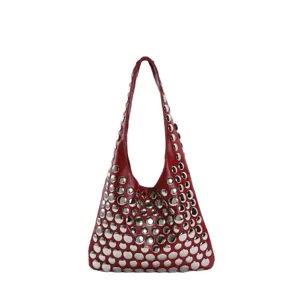 Sac à épaule punk rouge avec de grands clous argentés et un design hobo spacieux et tendance