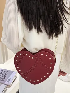 Elegante rote herzförmige Umhängetasche mit goldenen Nieten und geflochtenen Lederdetails an Kette
