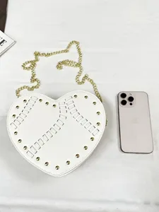 Elegante weiße herzförmige Umhängetasche mit goldenen Nieten und Metallkettenriemen