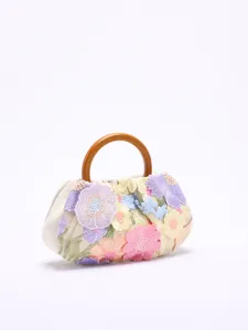 Nahaufnahme von pastellfarbenen Blumenstickereien und Holzgriff-Detail der Abendtasche.