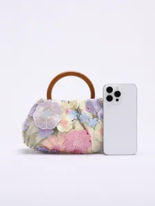 Detailansicht der Damen Handtasche mit Holzgriff und farbiger Blumenstickerei elegant