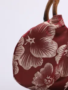 Retro handtas met bamboe handvat van geplooide brokaatstof, perfect voor Chinese stijl.