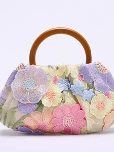 Blumen bestickte Handtasche mit rundem Holzgriff, Detailansicht des schönen Urlaubsstils.