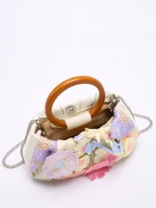 Bestickte Blumen Canvas Handtasche mit Holzring Griff, Detailansicht der eleganten Damentasche.