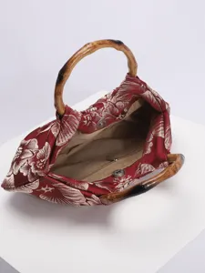Vintage handtas met bamboe handvat en rode bloemen brokaatstof, mooie elegante stijl.