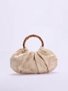 Detailopname van geplooide stoffen handtas met bamboe handvat, vintage Chinese stijl.