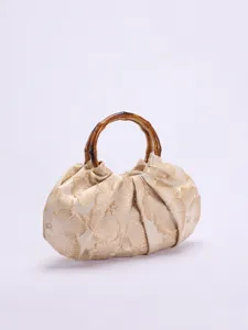 Gedetailleerd opname van de vintage bamboe handtas met geplooide satin stof en gebogen handvat.