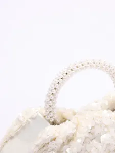 Wunderschöne weiße Pailletten Abendtasche Detail mit handgefertigtem Perlenhenkel, elegant.