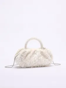 Weißes Pailletten-Abendtasche-Detail mit Perlenhenkel und funkelnden Verzierungen.