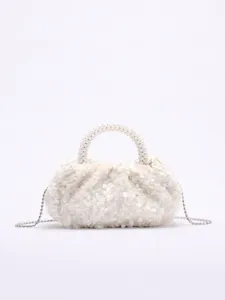 Schicke weiße Pailletten-Abendtasche mit Perlen-Henkel und feiner Silberkette für Damen.