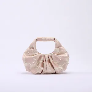 Elegante borsa a mano in jacquard rosa pallido con seta plissettata e delicati dettagli in perle