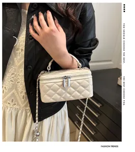 Elegante borsa a mano box in pelle trapuntata con tracolla a catena argentata per lei