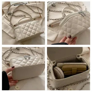 Viste dettagliate di una mini borsa vanity trapuntata beige con catena e spazio interno.