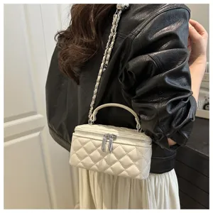 Elegante borsa a scatola trapuntata bianca con tracolla a catena e doppia cerniera su modella