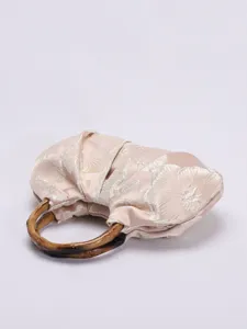 Retro Chinese stijl geplooide satijnen handtas met bamboe handvat en bloemen borduurwerk.