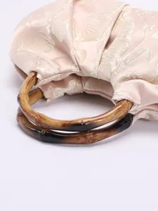 Elegante vintage handtas met bamboe handvat en geplooide stof, retro Chinese stijl detail.
