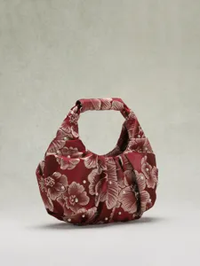 Elegante borsa a mano vintage in jacquard rosso con delicate decorazioni in perle e fiori.