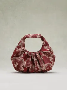 Vista dettagliata del tessuto jacquard floreale rosso su questa borsa a pieghe stile cinese
