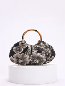 Gedetailleerd overzicht van vintage handtas met bamboe handvat, plooistof in Chinese stijl.