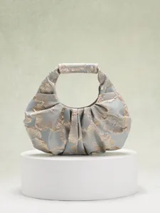 Vista dettagliata di una borsa retrò in stile cinese con ricamo floreale e pieghe