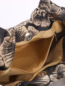 Prachtig vintage Chinese stijl brokaat handtas interieur detail met elegant gouden bloemdessin.