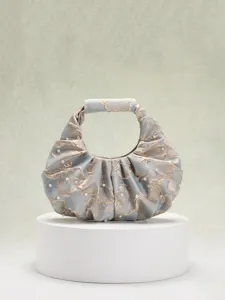 Vista dettagliata della borsa a mano in jacquard stile cinese con eleganti perle