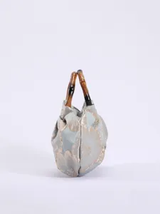 Retro Chinese stijl geplooide handtas met bamboe handvat voor Hanfu en Qipao outfit.