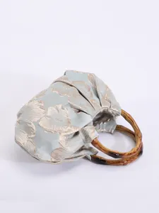 Retro Chinese stijl geplooide handtas met natuurlijke bamboe handgrepen, brokaat stof.