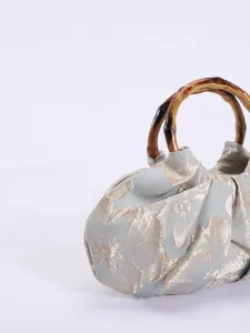 Retro Chinese stijl bamboe handvat handtas met bloem borduurwerk en plooiontwerp.