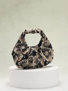 Primo piano di borsa jacquard floreale vintage con eleganti decori di perle