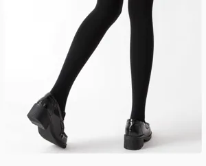 Vue rapprochée de leggings noirs mats doublés en polaire avec des mocassins noirs à plateforme