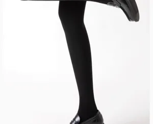 Gros plan détaillé montrant la texture des collants noirs mats doublés de polaire