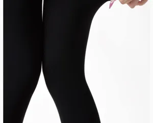 Gros plan de legging thermique noir mat montrant une grande élasticité et un tissu épais