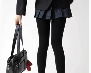 Détail de legging épais noir mat doublé polaire pour look d'uniforme scolaire hiver