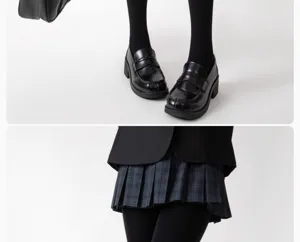 Vue détaillée d'un legging noir mat doublé en polaire avec une jupe plissée