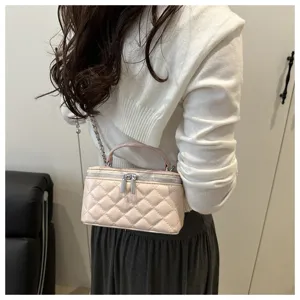 Elegante borsa a scatola in pelle trapuntata rosa con tracolla a catena sul modello