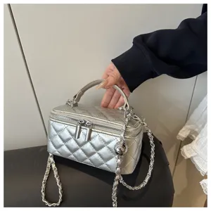 Elegante borsa a scatola trapuntata argento con tracolla a catena e manico superiore
