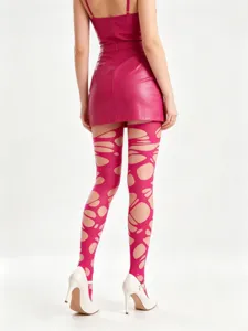 Vista trasera de medias rosas rasgadas estilo punk gótico para mujer con detalles.