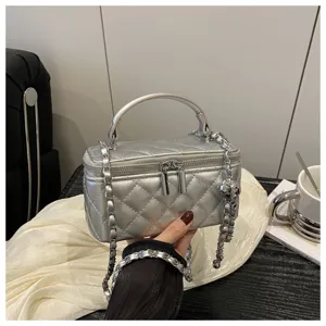 Dettaglio mini borsa a scatola trapuntata argento metallizzato con tracolla a catena