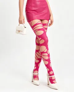 Medias rosa fucsia de estilo punk gótico con rotos irregulares y tacones altos blancos